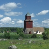 kyrka och klockstapel i landskap 