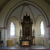 Altaruppsatsen är ett arbete från 1707 av Gabriel Beutin, figurerna vid sidorna kom till 1929