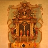 Altaruppsats från 1724, målad 1778 av directeur Falk, som också målade draperiet bakom