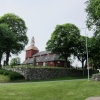 Habo kyrka med vägen som går mellan de två kyrkogårdarna.