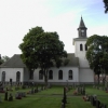 Visar kyrkan norrifrån, från kyrkogården
