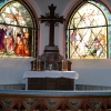 Altaret med de vackra glasmålningarna.