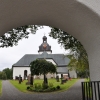 Byarums kyrka sedd genom stigluckan 30 augusti 2014