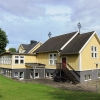 Kyrkans västra sida där samlingssalen är utbyggd.
