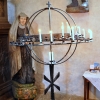 Staty av Margareta Brahe,änka efter Johan Sparre,som halshöggs 1599 , står vid kryptans dörr. 
