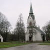 Framför kyrkans ingång finns också tillhörande parkering för besökare.