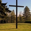 Ett enkelt men mycket vackert kors på gräsmattan framför ingången till kyrkan.