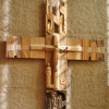 •	Det stora korset på korväggen är utfört av konstnären Erik Sand.