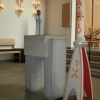 Dopfunten och dopljusstake.