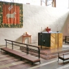 Altaret, som är kubformat och fristående är ritat av professor Olle Nyman