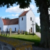 Röddinge vackra kyrka ligger stiligt uppe på åsen som skymmer Röddinge by och syns långväga kring.