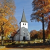 Kyrkan i höstens färger. Eget foto. 