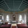 Altaret i söder, till¨höger en kopia av Thorvaldsens Kristus-staty. Altartavla målad av Hamrin 1955.