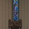 Altaruppsats och korfönster.