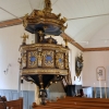 Nuvarande predikstol tillverkades 1725 och ersatte en äldre predikstol från 1686.