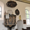 Predikstol från 1691. T.h. om sakristiedörren porträtt av prosten Samuel Götrik Svartengren