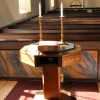 Dopfunt från 1975. Gjord i trä, men psalmboksgömma och marmorskiva
