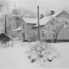 Kyrkskolan och Ekeby kyrka i vinterskrud. omkring år 1954  kyrkskolan saknar källare foto G Svedberg