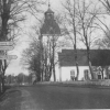 Ekeby kyrka 1954 gammal skylt och gammalt staket foto Göte Svedberg