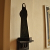 En vacker stiliserad madonna vid dopaltaret