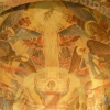 Kring solen med handen syns symbolerna för de fyra evangelisterna