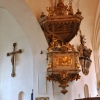Predikstol från 1727 av Olof Gerdman vid B Prechts målarskola. Gerdman gjorde även nummertavlorna.