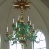 Vacker allmogestil på denna nya ljuskrona i den nya kyrkan i Trönö