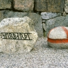 Runstensfragment, M2, och gravklot vid Njurunda kyrka, sommaren 1990. Foto: Åke Johansson. 