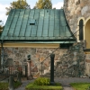 En minitrappa utanpå vapenhuset och mikrodörr in till rundkyrkan.