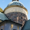 Romansk rundkyrka, senromanskt vapenhus med gotiska målningar, tillbyggnader i barock.