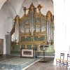  I nordvästra hörnet av kyrkan finns en orgelfasad som hört till en Chaman-orgel från 1700-talet.