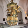  Kyrkan magnifika barockpredikstol. 