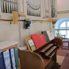 Orgelläktaren har även plats för sittande kyrkbesökare på högre höjder.