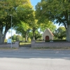 Ett litet kapell 300 meter från kyrkan utmed genomfartsvägen.