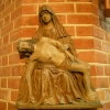 På främre södra pelaren en pietà från omkr 1480