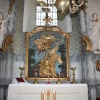  Altaruppsatsen i barockstil är från 1763.