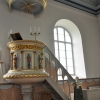 Skulpturerna på predikstolen från 1872 kommer från den gamla kyrkan