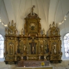 Altaruppsatsen från 1674 är utförd av Niclas Enander, skänkt av  fru Maria Elisabet Kurtzel på Sjösa