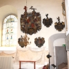  Några av kyrkan begravningsvapen.