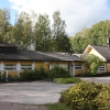  Församlingsgården, med kapellet till höger.
