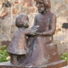 ´Låt barnen komma till mig.´ Skulptur av Bianca Maria Barmen utanför kyrkan.