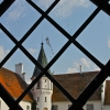 Bosjjökloster ses genom Bosjöklosters Kyrkans fönster.Augusti 2013 av Maria Boiardt