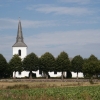 Kyrkan bakom träd