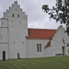 Ö Vemmerlövs kyrka på en liten höjd