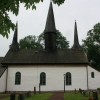 Kungslena kyrka med sina tre ovanliga och vackra torn