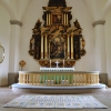 Altaruppsatsen är skänkt till kyrkan av kh Jonas Rudberus 1674