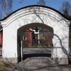  Stigporten mot vägen som går nära.