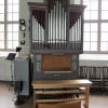 En modern fristående orgel framme vid altaret.