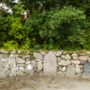 En synnerligen fin placering av gamla gravstenar i en mur.