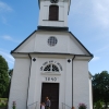 Vacker entréfasad och ett vackert torn i Öljehult kyrka.